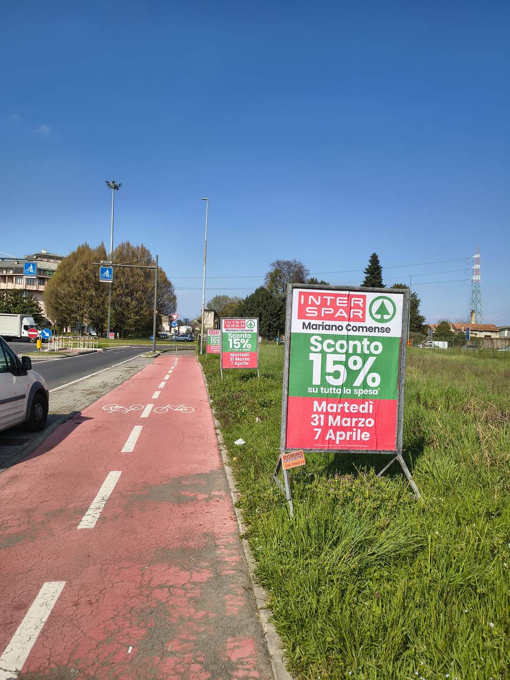 Batteria di cavalletti pubblicitari per lo sconto Interspar a Mariano Comense