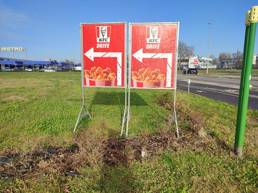 Cavalletti direzionali KFC Drive verso il ristorante