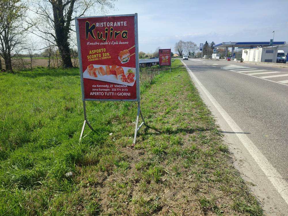 Cavalletti del ristorante Kujira sulle strade di Viadana