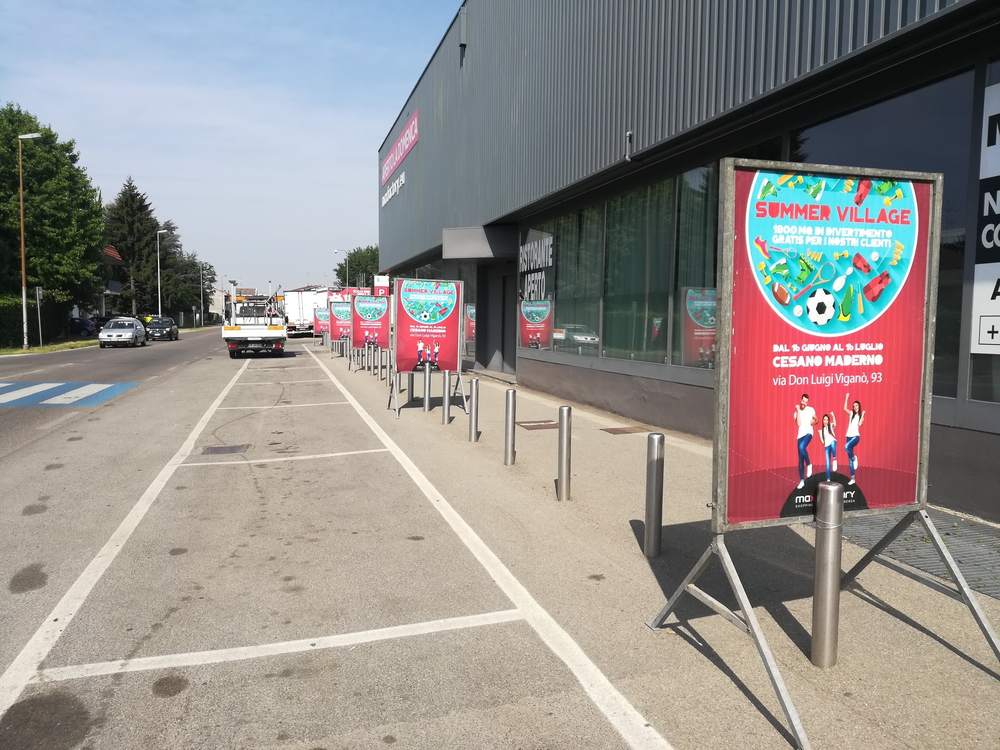 Batteria di cavalletti per l'evento MaxFactory Summer Village a Cesano Maderno