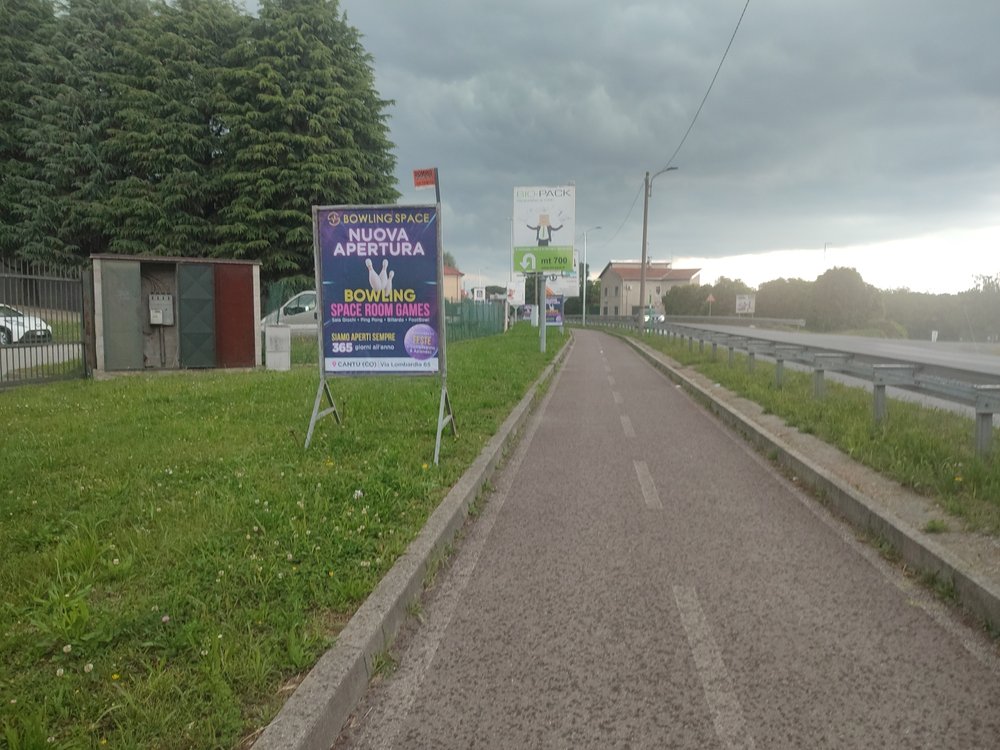Cavalletto pubblicitario a Cantù ben visibile dalla strada