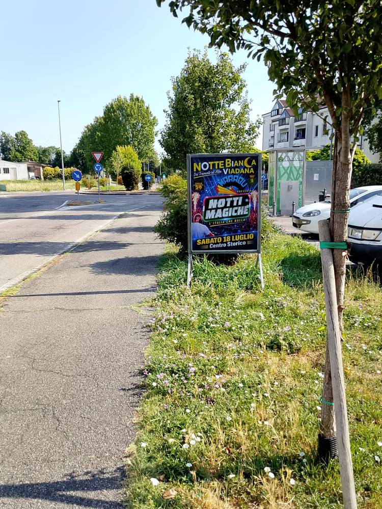 Cavalletti pubblicitari per la Notte Bianca di Viadana lungo la strada d'ingresso