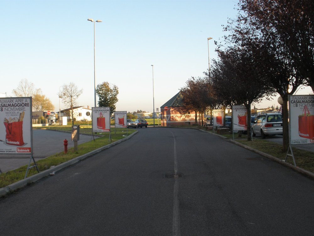Cavalletto Norauto per gli sconti al centro commerciale di Curtatone