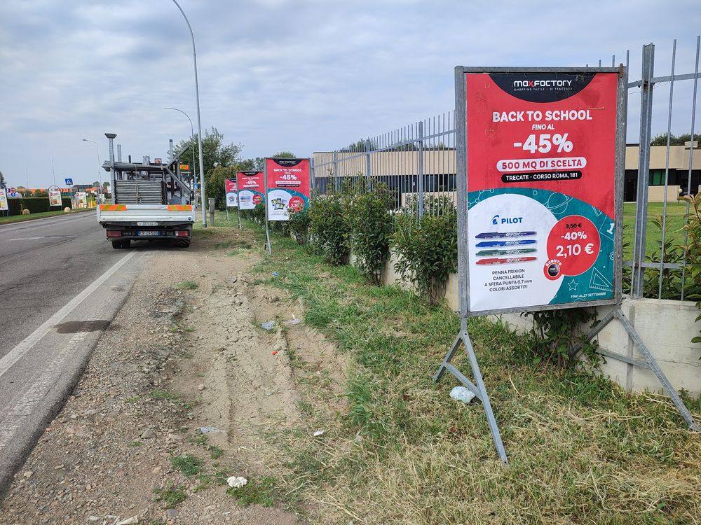 Cavalletti pubblicitari a Trecate allineati lungo la strada per la promozione MaxFactory