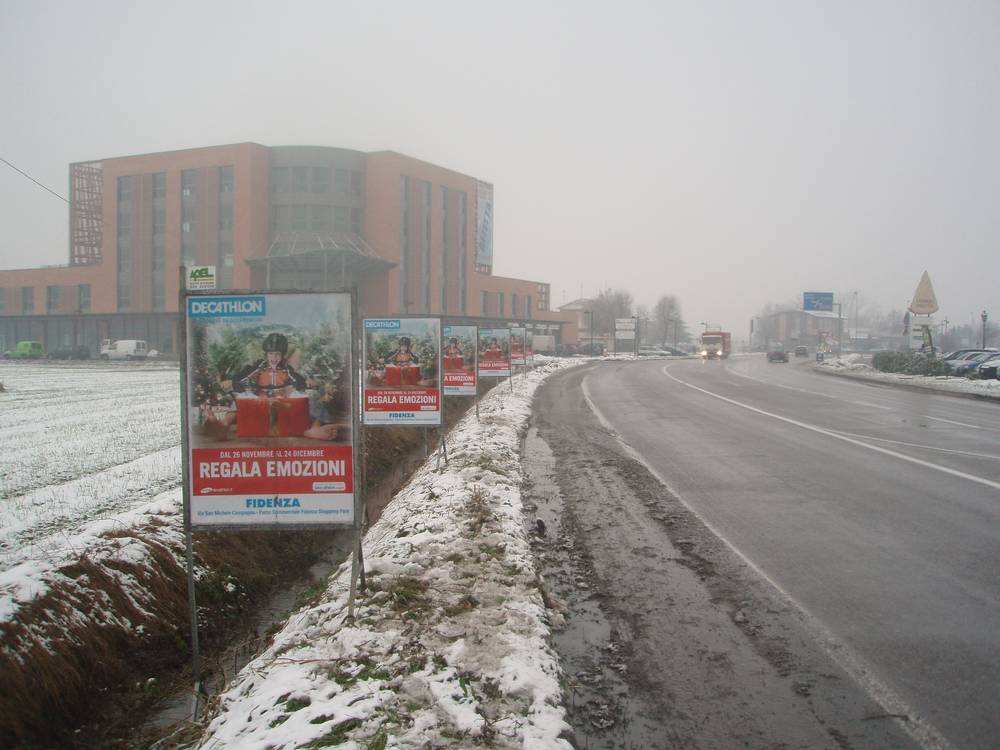 Cavalletti pubblicitari a Fidenza per la campagna stagionale Decathlon