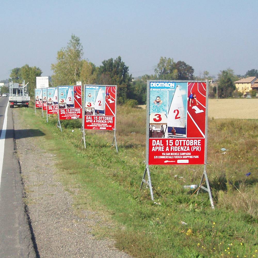 Cavalletti pubblicitari direzionali verso il parco commerciale di Fidenza