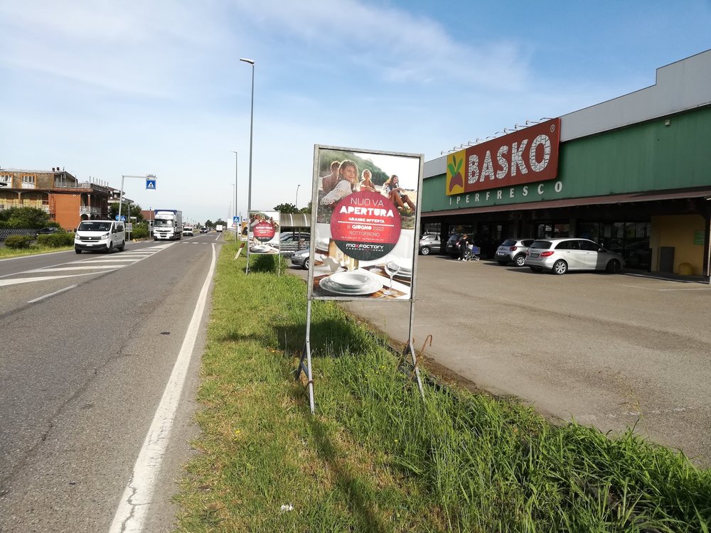 Cavalletti MaxFactory per la nuova apertura a Rottofreno sulla via Emilia
