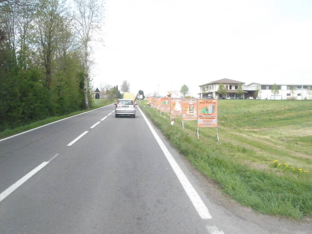 Batteria di cavalletti pubblicitari a Reggio Emilia lungo la statale