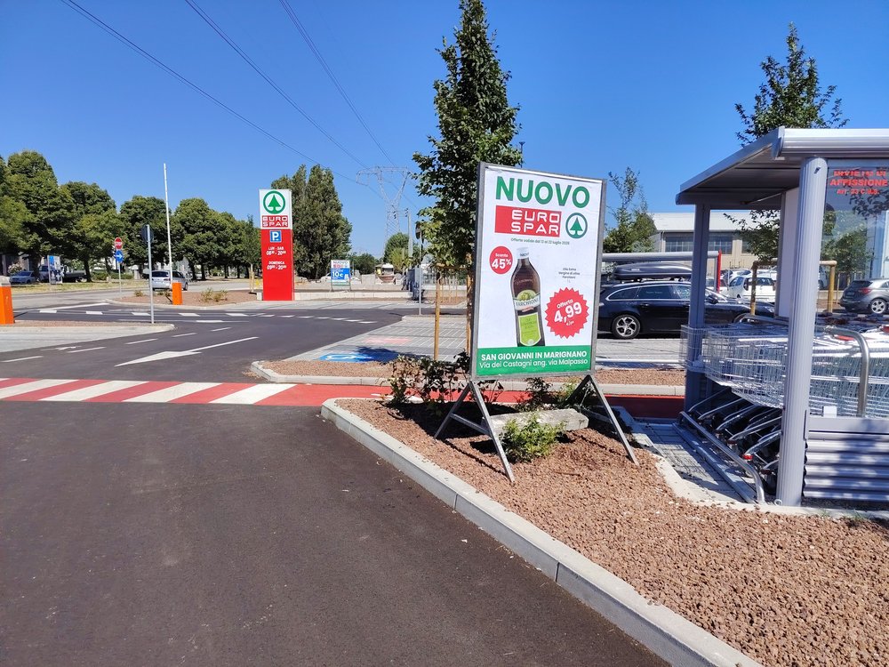 Cavalletto Eurospar con l'offerta olio a San Giovanni in Marignano, fronte punto vendita